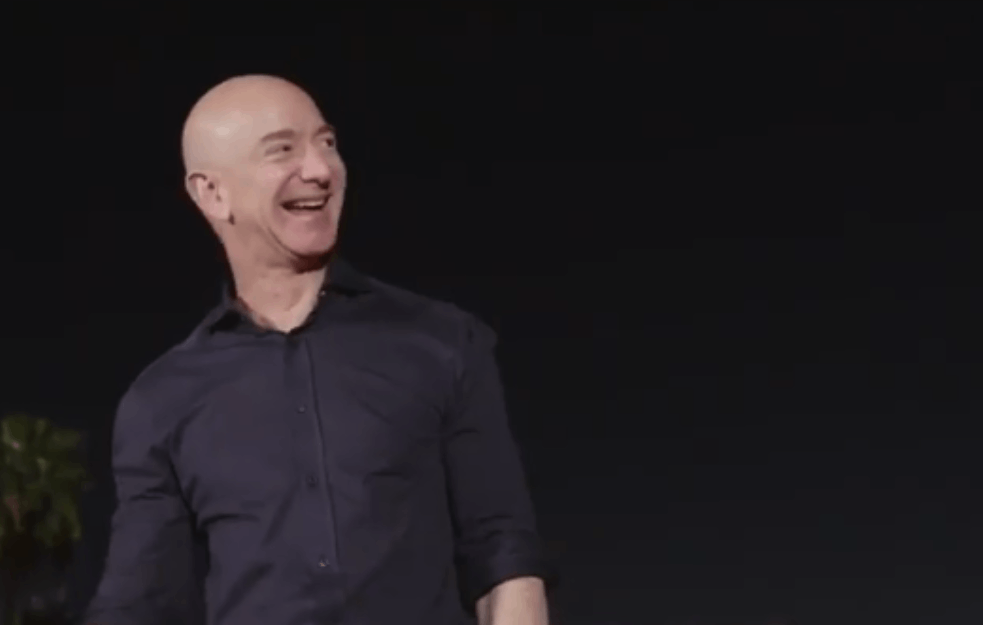 OSNIVAČ 'AMAZONA' BEZOS IDE U SVEMIR: <span style='color:red;'><b>Godišnji odmor</b></span> provešće u VASIONI! 